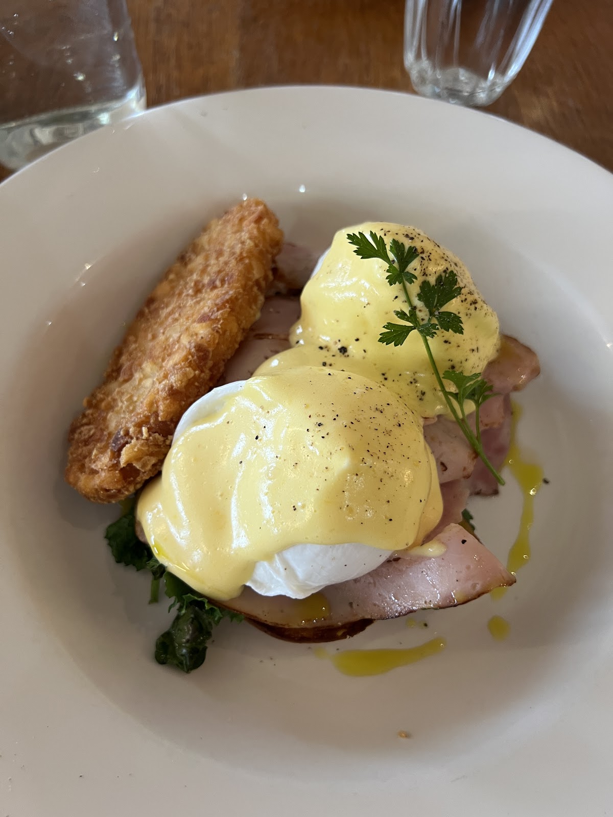Eggs benedict with a crisp hash brown